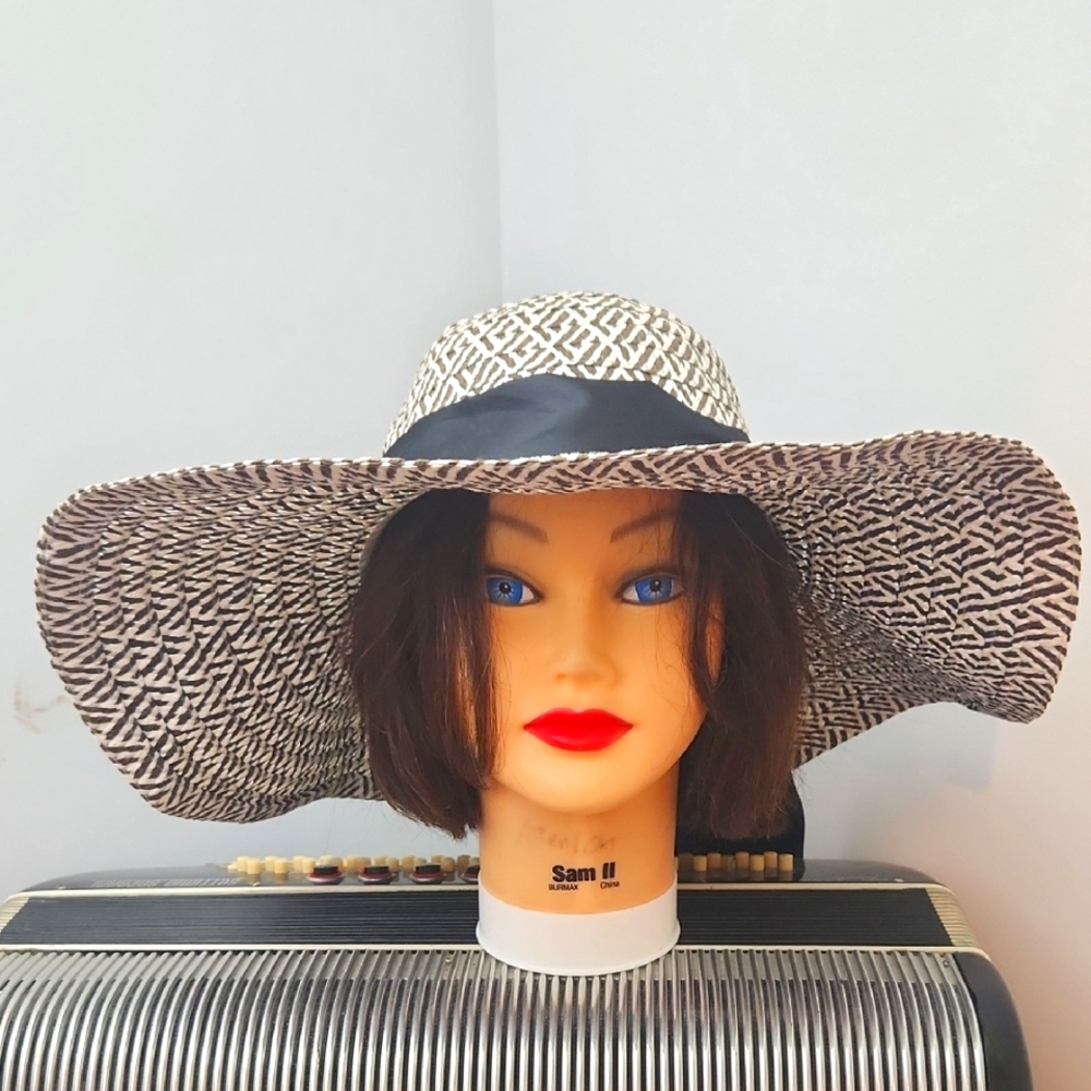 NWOT- LARGE BRIMMED BLACK & WHITE SUN HAT W/BLACK SATIN BOW ACCENT BAND